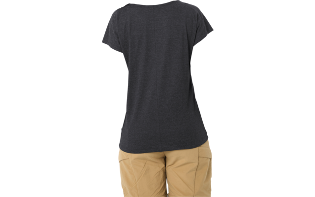 Persona vista di spalle, indossa una maglietta grigio scuro e pantaloni cargo beige, capelli raccolti in una coda bassa, sfondo bianco