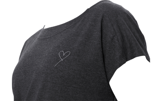 Donna in profilo a tre quarti che guarda in alto a sinistra, capelli castani raccolti con ciocche sciolte, T‑shirt grigio scuro con piccolo cuore sul petto, sfondo bianco