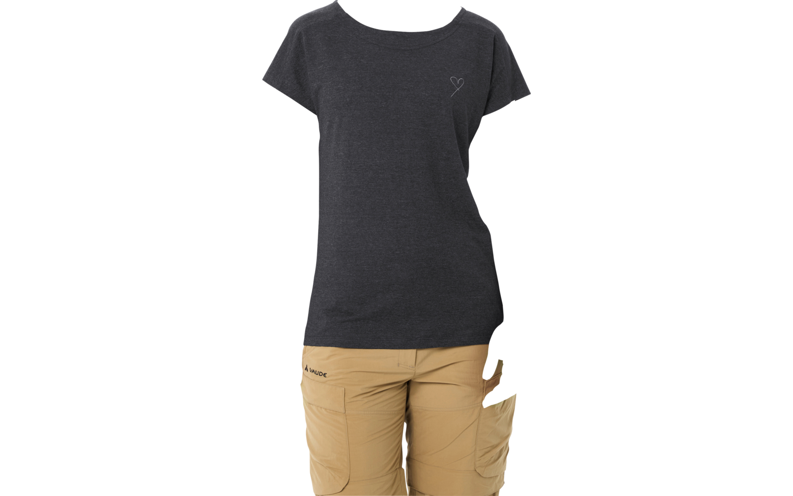 Donna davanti a sfondo bianco, T‑shirt grigio scuro a maniche corte con piccolo ricamo a cuore sul lato sinistro del petto, pantaloni cargo beige, capelli in coda sciolta, mani ai lati