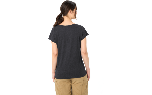 Person von hinten, trägt dunkelgraues T‑Shirt und beige Cargohose, Haare zu niedrigem Pferdeschwanz, weißer Hintergrund