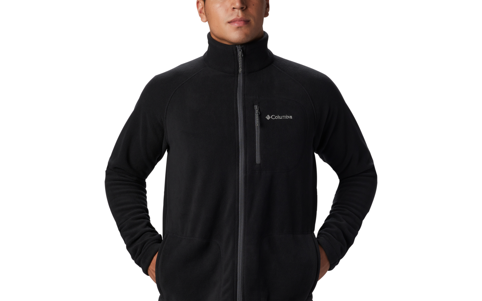 Hombre con chaqueta polar negra con cremallera y manos en los bolsillos