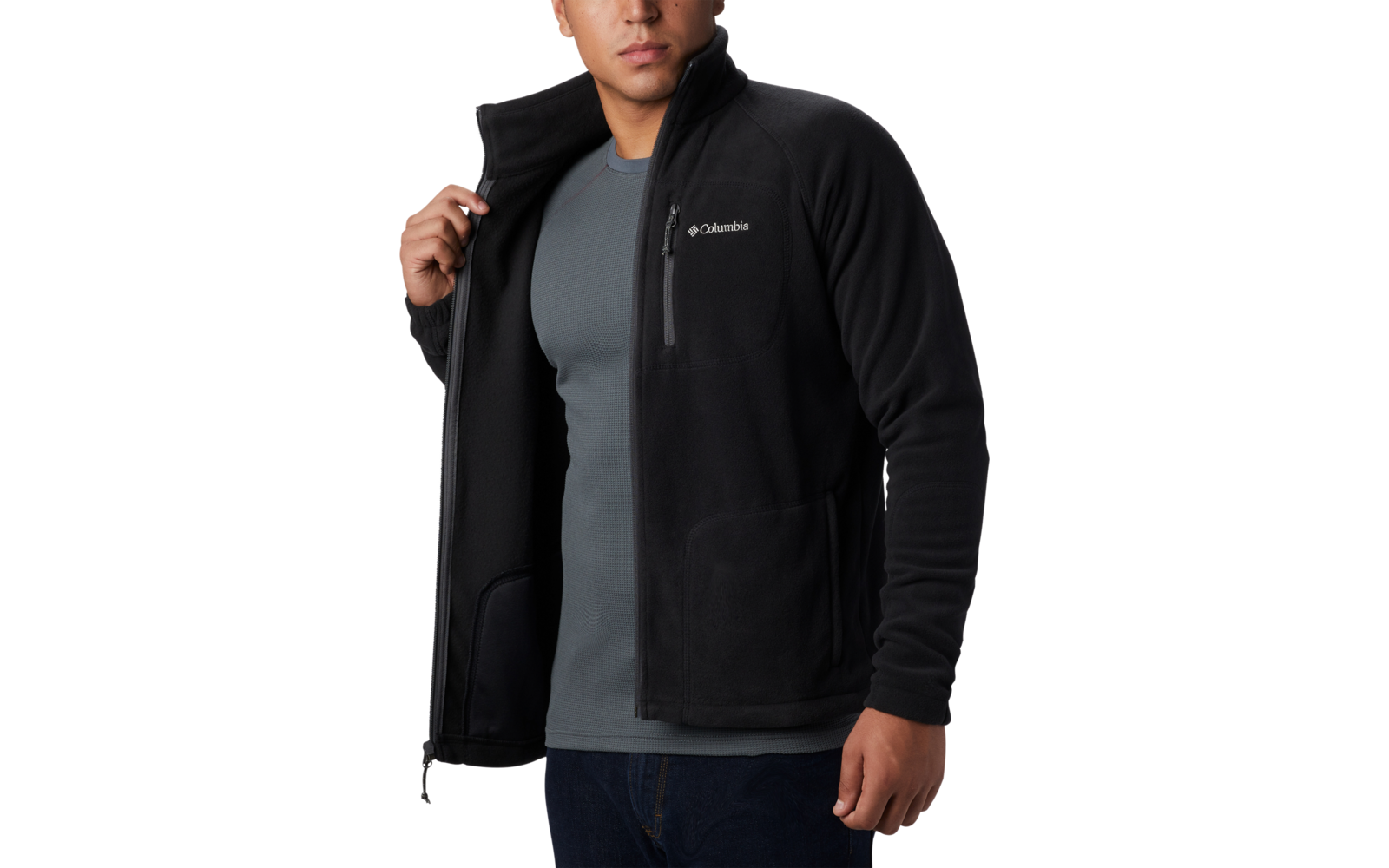 Hombre con suéter negro con cremallera y camiseta gris debajo