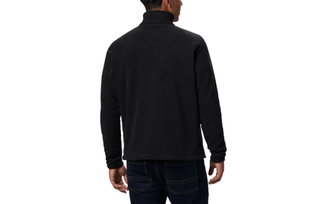 Vista trasera de una persona con chaqueta negra y pantalones oscuros