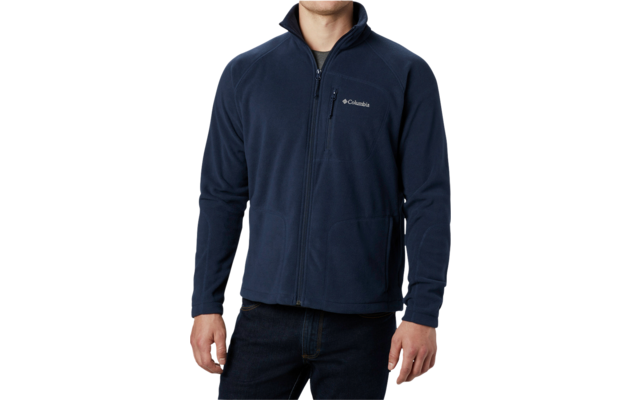 Hombre con chaqueta polar azul oscuro con cremallera y cuello alto