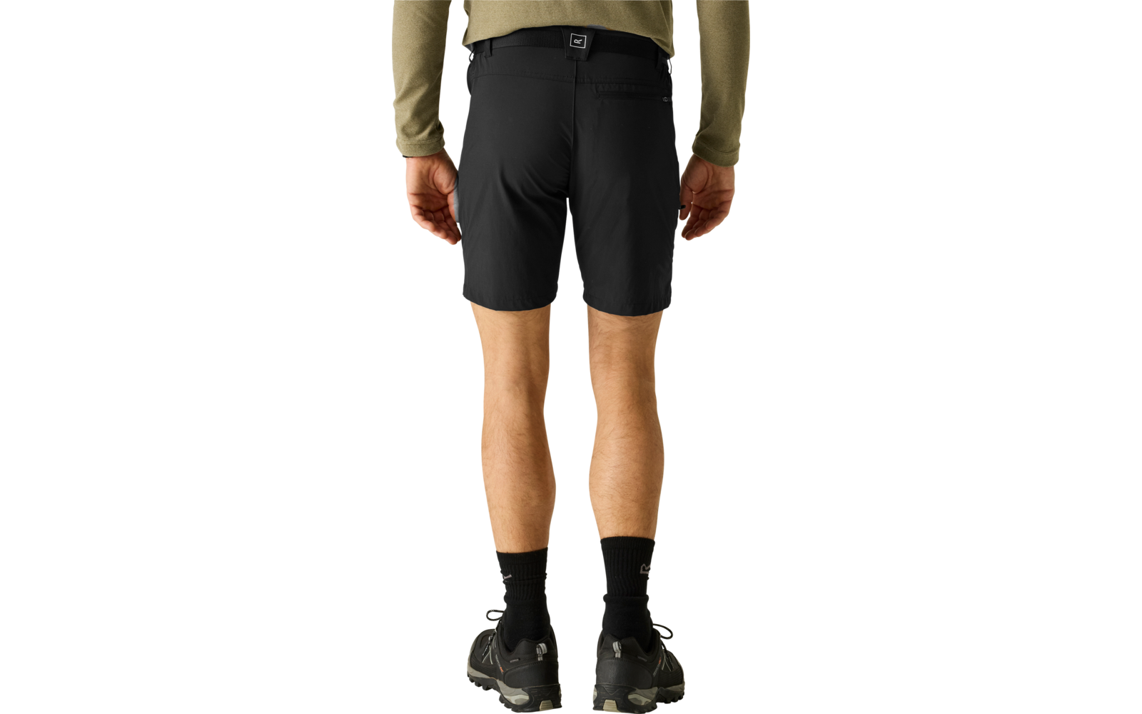 Rückenansicht einer stehenden Person in schwarzen Shorts, olivgrünem Langarmshirt, schwarzen Socken und dunklen Sportschuhen