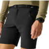 Unterer Torso einer Person mit schwarzen Shorts mit Reißverschlusstaschen und Gürtel, olivgrüner Langarmpullover, sichtbare Hände, linkes Handgelenk mit schwarzer Smartwatch