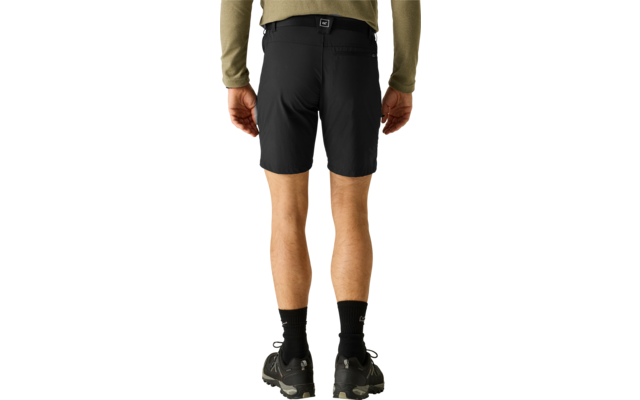 Rückenansicht einer stehenden Person in schwarzen Shorts, olivgrünem Langarmshirt, schwarzen Socken und dunklen Sportschuhen