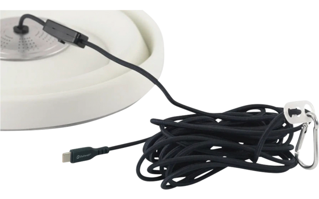 Witte ronde basis met opgerolde zwarte USB-C-kabel en metalen karabijnhaak