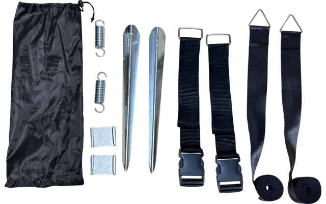 Schwarzer Stoffsack mit Kordelzug; zwei spiralige silberne Metallfedern mit Haken; zwei lange spitze silberne Metallstangen; zwei flache silberne Metallplatten; drei schwarze Gurte mit Schnallen; zwei schwarze Gurte mit dreieckigen Metallringen; zwei