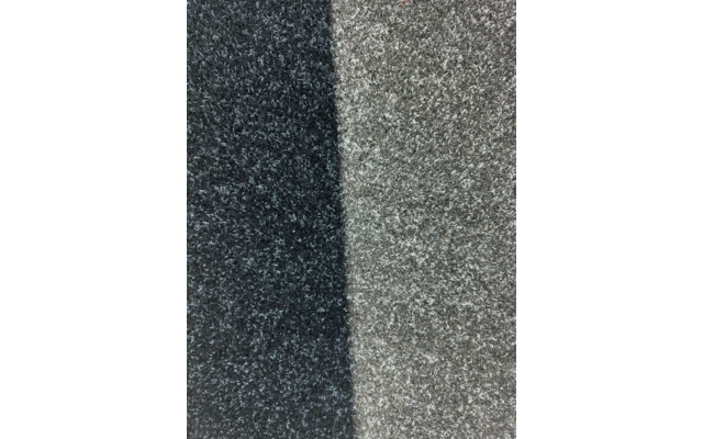 Nahaufnahme zweier nebeneinander liegender Textilflächen, links dunkelgrau, rechts hellgrau, senkrechte Trennlinie in der Mitte