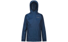 Blaue Regenjacke mit Kapuze vor weißem Hintergrund