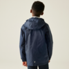 Rückansicht eines Jungen mit einer dunkelblauen Kapuzenjacke vor hellem Hintergrund