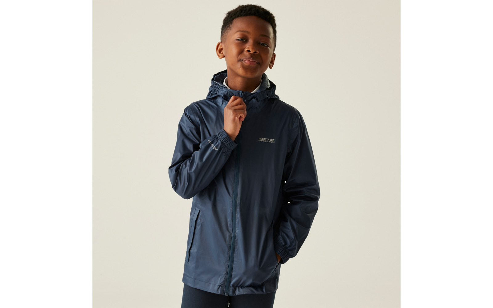 Junge trägt eine blaue Jacke und schaut zur Seite