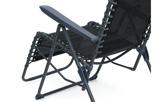 Zijclose-up van een donkergrijze inklapbare stoel met metalen frame, zwarte stofbekleding, elastische koorden langs de zijkanten en een gevoerde armleuning