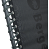 Close-up van het donkere springdoek met een deel van de tekst "Berger", metalen ringen en elastische koorden geregen aan een rond metalen frame