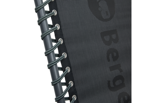 Close-up van het donkere springdoek met een deel van de tekst "Berger", metalen ringen en elastische koorden geregen aan een rond metalen frame