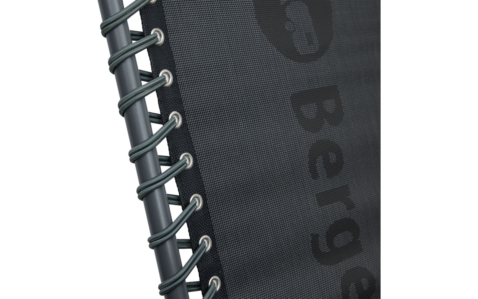 Close-up van het donkere springdoek met een deel van de tekst "Berger", metalen ringen en elastische koorden geregen aan een rond metalen frame
