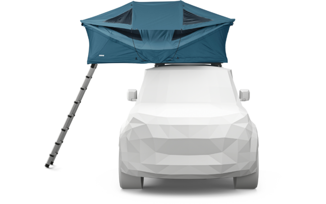 Weißes Fahrzeug mit aufgeklapptem blauem Dachzelt und seitlich herabhängender Leiter