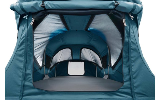 Innenraum einer blau-türkisen Stoffkabine mit offenem Eingang, sichtbaren Reißverschlüssen, seitlichen Netzfenstern und gepolstertem Boden