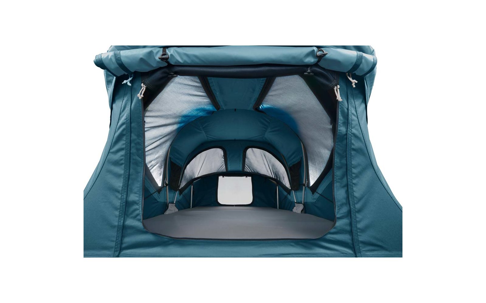 Innenraum einer blau-türkisen Stoffkabine mit offenem Eingang, sichtbaren Reißverschlüssen, seitlichen Netzfenstern und gepolstertem Boden
