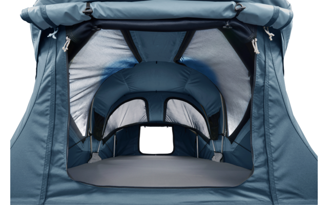 enveloppe en tissu bleu-vert avec ouverture frontale, plusieurs arceaux courbés, doublure intérieure gris clair, fenêtre rectangulaire arrière et sol rembourré