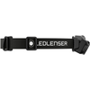 Schwarzes elastisches Stirnband mit weißem Schriftzug "LEDLENSER", mittig ein quadratisches Bedienelement mit rundem Knopf, verstellbare Schnalle links, abgewinkeltes Lampengehäuse rechts