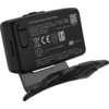 Schwarzes rechteckiges Gehäuse mit weißen Aufdrucken und Prüfsymbolen, QR‑Code, gummierter USB‑Abdeckung an der Seite und grauem klappbarem Standfuß/Clip vorne