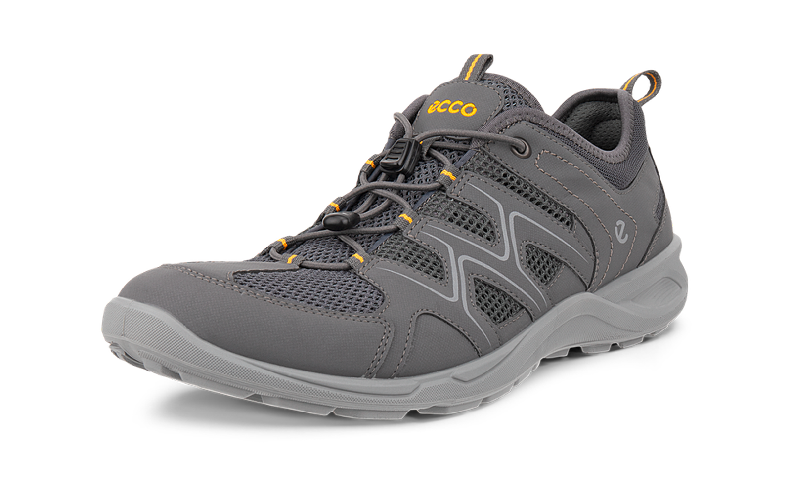 Zapato gris con cordones y paneles de malla, suela gris y detalles naranjas, vista frontal en ángulo