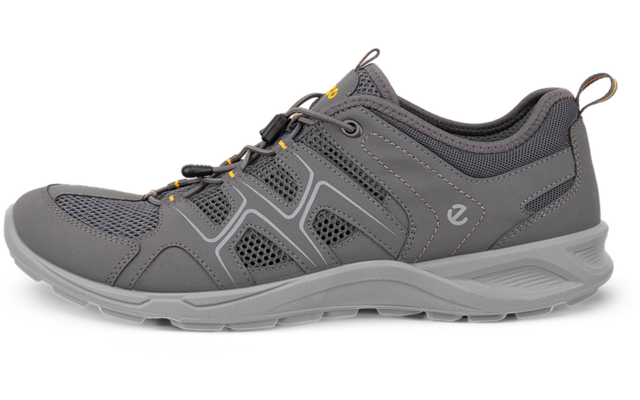 Zapatilla gris con paneles de malla, cordones y suela acanalada gris claro, vista lateral