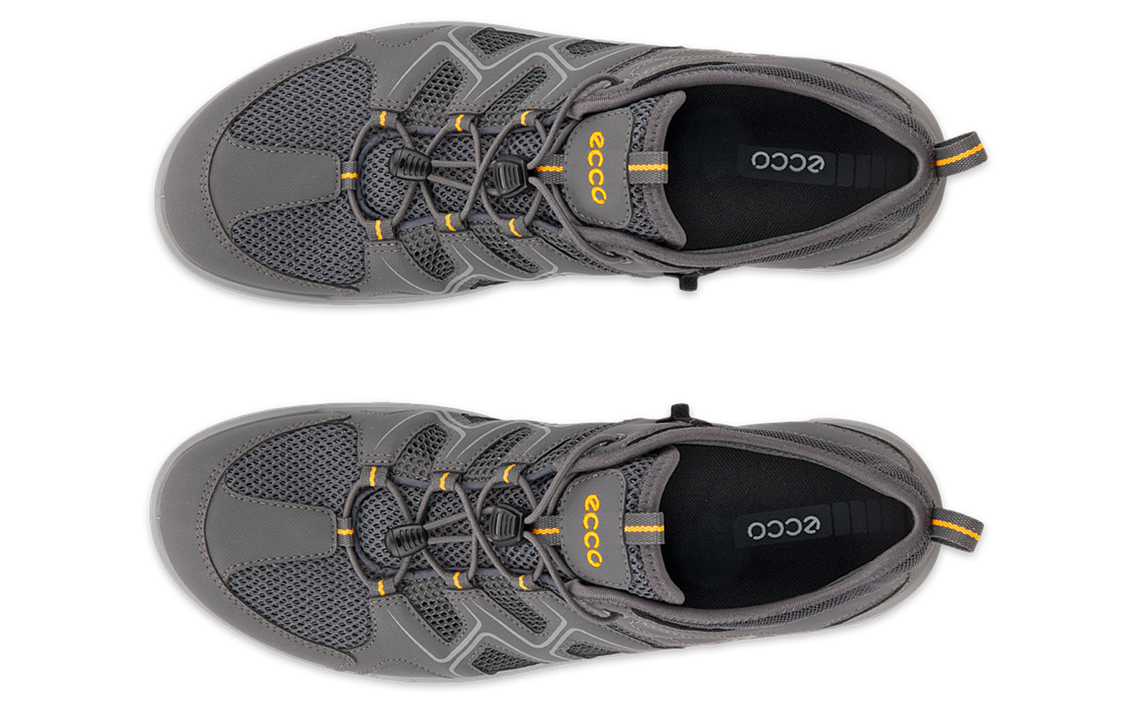 Dos zapatillas grises vistas desde arriba, empeine de malla, cordones tipo cordón con tope, acentos amarillos y plantilla negra con la palabra 'ECCO'