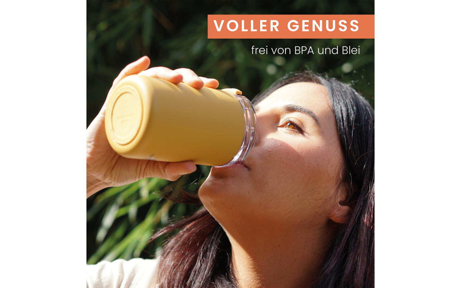 Nahaufnahme einer Person, die einen gelben Trinkbecher zum Mund führt, Kopf nach hinten geneigt; grüne Pflanzen im Hintergrund; orangenes Banner mit dem Text 'VOLLER GENUSS' und kleiner weißer Schrift 'frei von BPA und Blei'