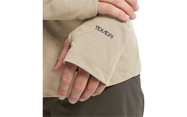 Hände in einem Daumenloch-Ärmel eines hellbeigen Oberteils, Schriftzug TEXADRI auf dem Ärmel, dunkle Hose im Hintergrund