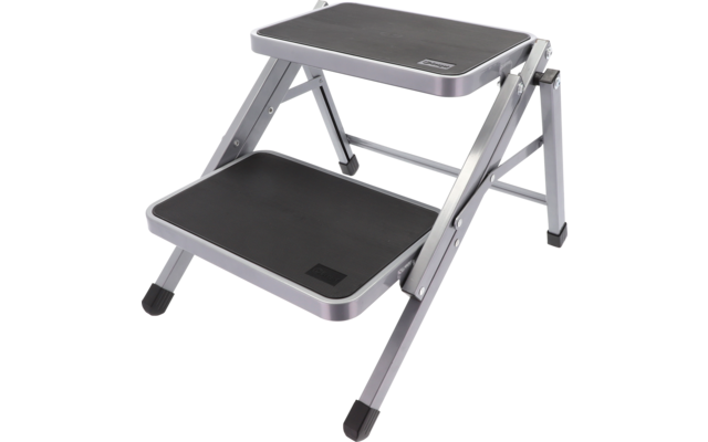 Zweistufige klappbare Trittleiter aus silbernem Metall mit zwei schwarzen rutschfesten Stufen und schwarzen Gummifüßen