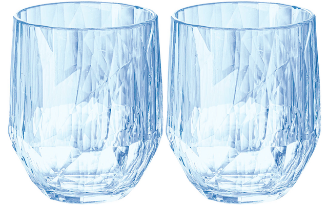 Zwei klarglasige Wassergläser mit facettiertem Design