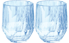 Twee heldere waterglazen met een gefacetteerd ontwerp