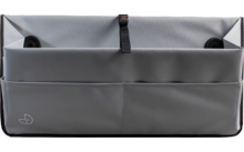Sac en tissu gris avec compartiments sur une surface sombre