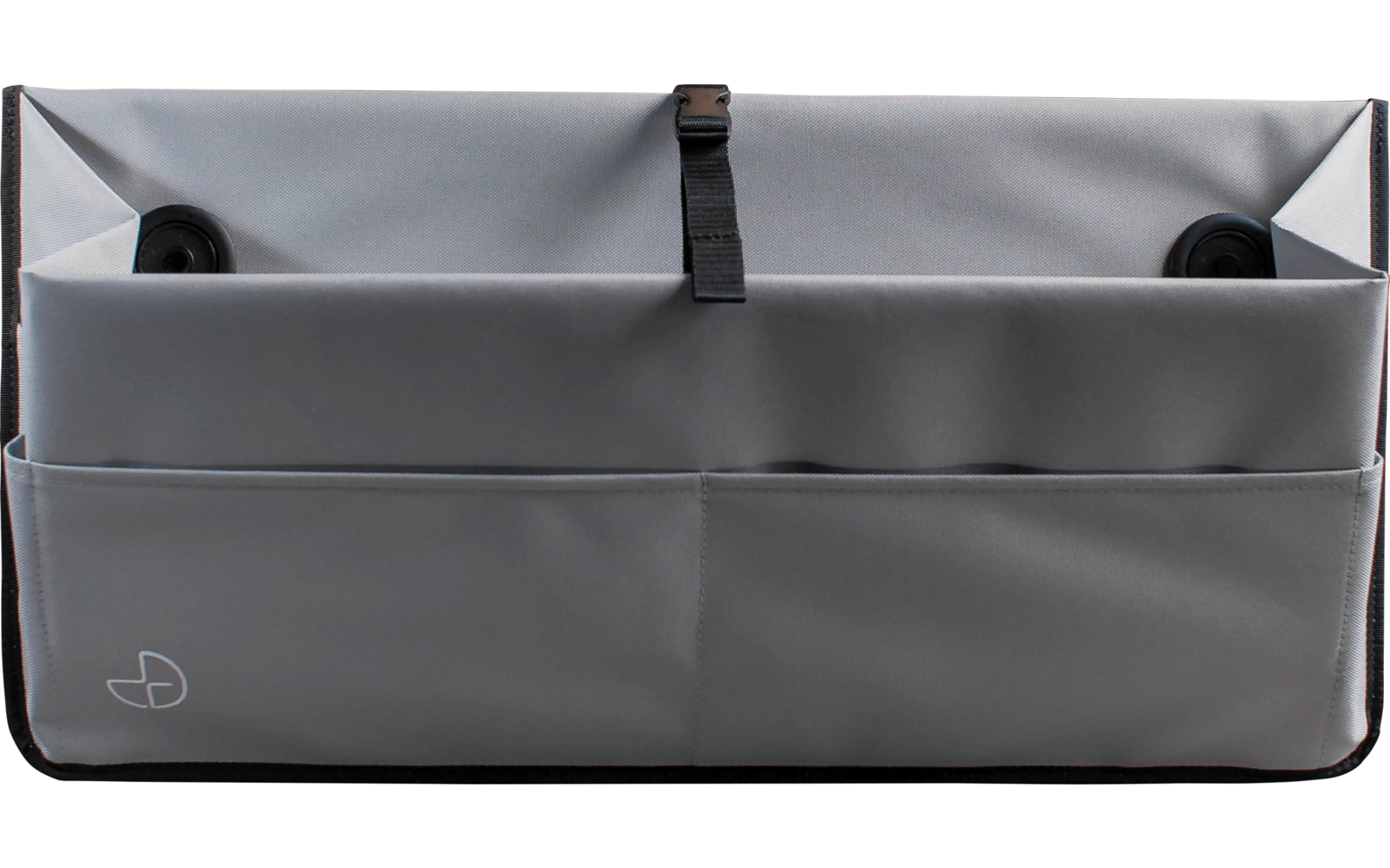 Sac en tissu gris avec compartiments sur une surface sombre