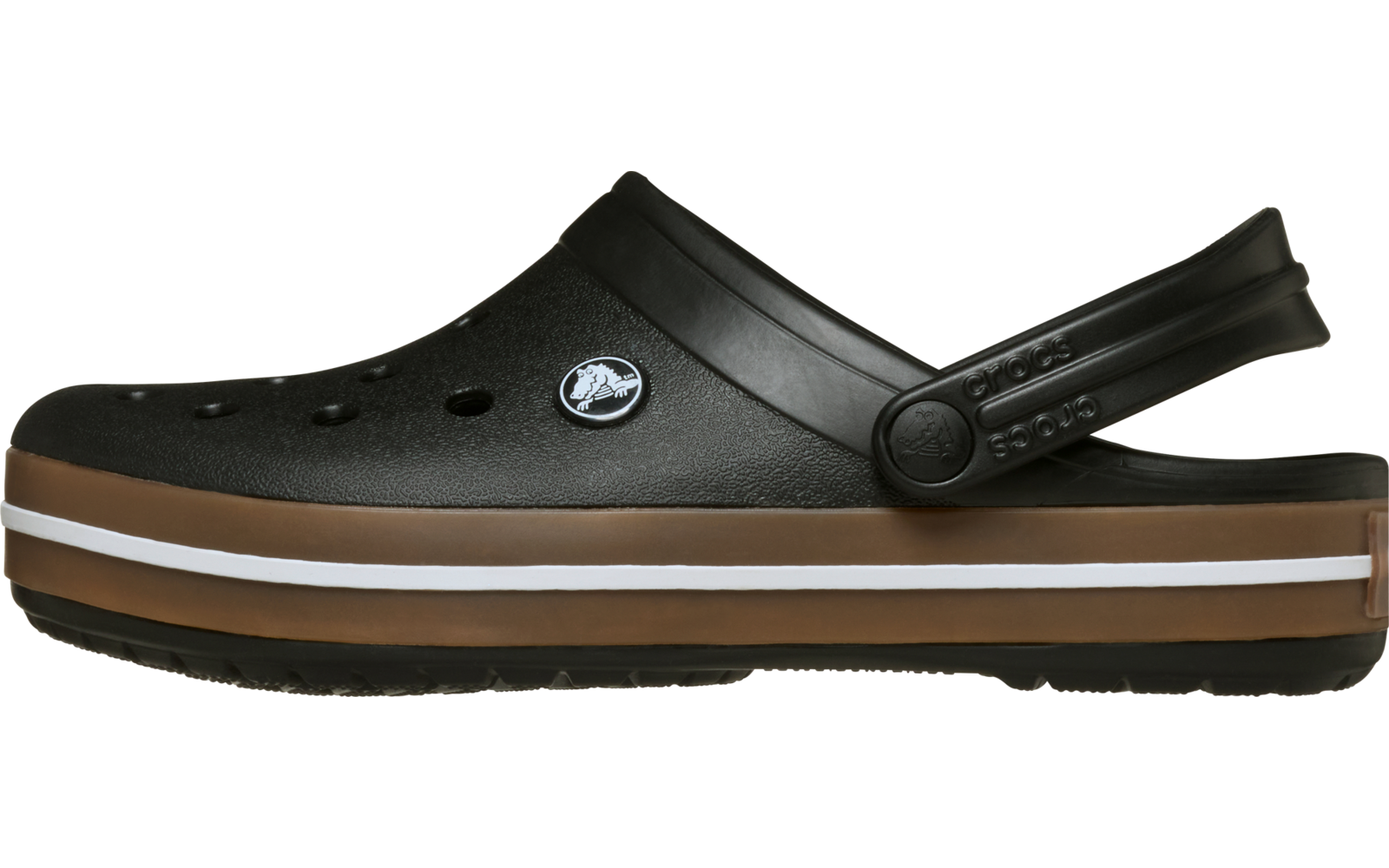 Schwarzer Clog mit Fersenriemen, Belüftungsöffnungen vorne, rundem Logo an der Seite und weißen sowie braunen Streifen am Sohlenrand