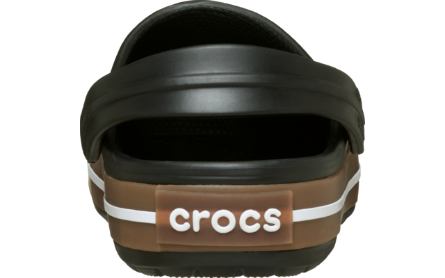 Rückansicht eines schwarzen Clogs mit braunem Fersenriemen, weißer Aufschrift 'crocs' und zwei weißen Streifen