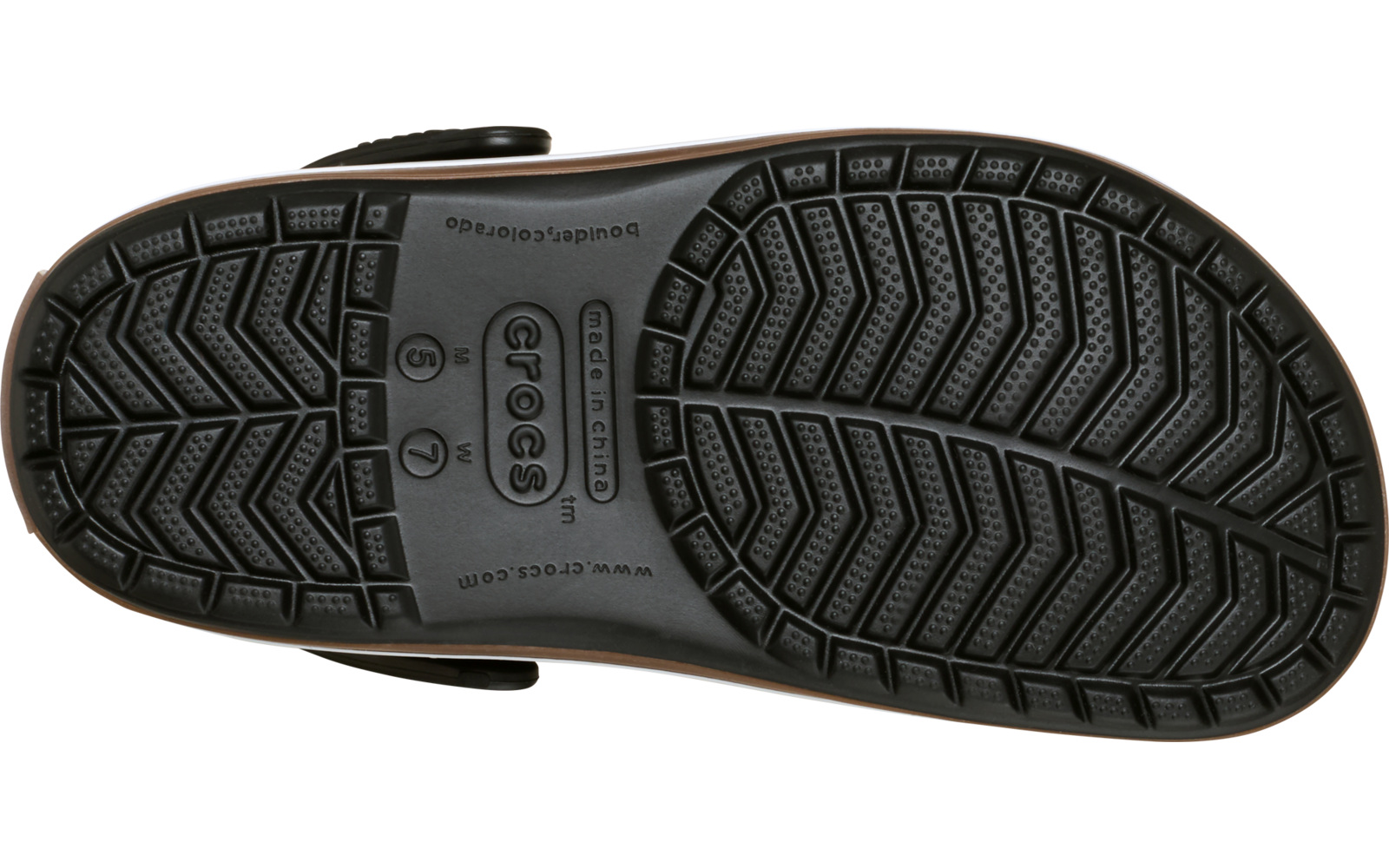 Untersohle eines schwarzen Crocs-Schuhs, Profil mit Zickzack- und Fischgrätenmuster, eingeprägter Schriftzug crocs, teilweise sichtbarer Riemen