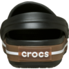 Rückansicht eines schwarzen Clogs mit braunem Fersenriemen, weißer Aufschrift 'crocs' und zwei weißen Streifen