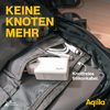Offener schwarzer Rucksack mit silbernem Laptop und kleinem weißen Gerät darin