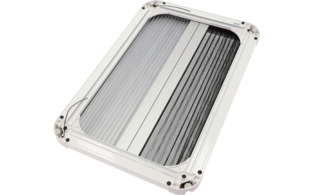 Rechteckiger weißer Kunststoffrahmen mit zwei nebeneinander liegenden Plissees, links hellgrau, rechts dunkelgrau, mittlere Trennleiste und sichtbare Schrauben in den Ecken