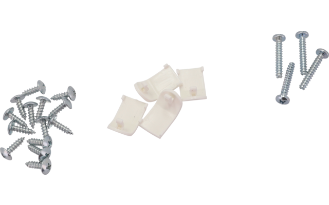 Links ein Haufen kleiner silberner Schrauben, in der Mitte drei weiße Kunststoff-Kabelclips, rechts drei längere silberne Schrauben