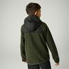 Person von hinten, trägt olivgrüne Fleecejacke mit schwarzer Kapuze und schwarzen Schultereinsätzen, vor hellem neutralem Hintergrund