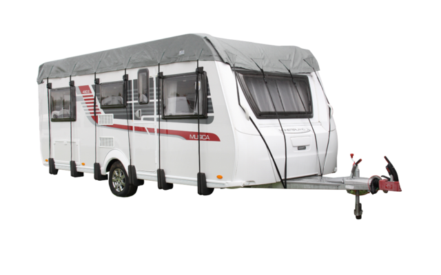 Weißer Wohnwagen mit grauer Abdeckplane, drei seitlichen Fenstern, rotem Streifen und vorderer Zugdeichsel, freigestellt auf weißem Hintergrund