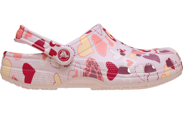 Rosa Clog mit Fersenriemen, Lüftungsöffnungen und buntem Herzmuster; profilierte Sohle