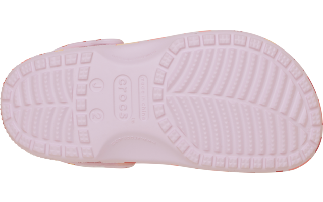 Untersicht einer rosa Schuhsohle mit Profil und eingeprägtem 'Crocs'-Logo