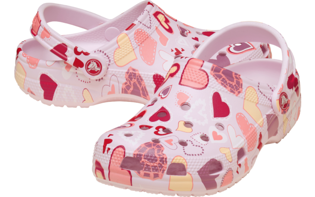 Rosa Clogs mit mehrfarbigem Herzmuster, Belüftungsöffnungen und Fersenriemen