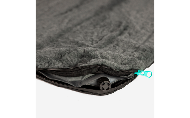 Graue flauschige Oberfläche, schwarzer Reißverschluss teilweise geöffnet, türkisfarbener Reißverschlussanhänger, silberne Innenbeschichtung und rundes schwarzes Kunststoffventil auf weißem Hintergrund